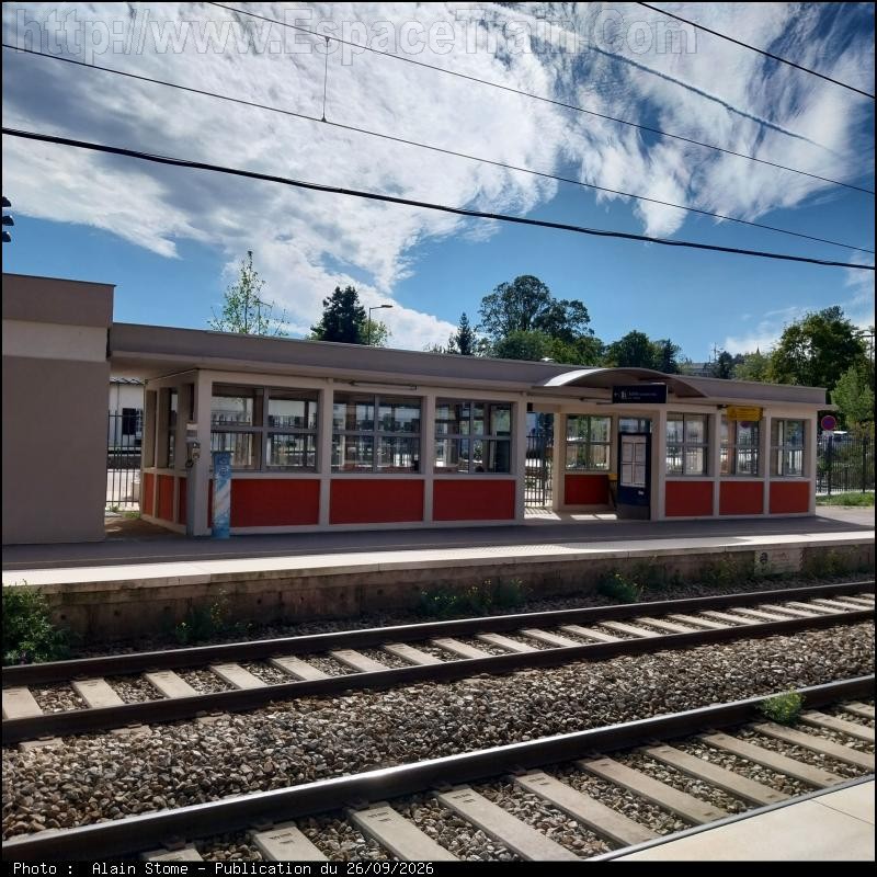 Photo du 26/09/2026 : La gare de Bernay, l'abri voyageurs de quai, dans l'Eure, en Haute-Normandie, sur la ligne de Paris/Saint-Lazare à Cherbourg.