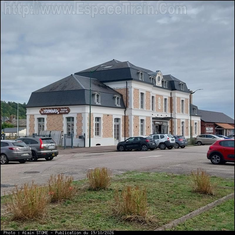 Photo du 19/10/2026 : La gare de Pont-Audemer, dans l'Eure, en Haute-Normandie, désormais bar-restaurant, Le Terminus.