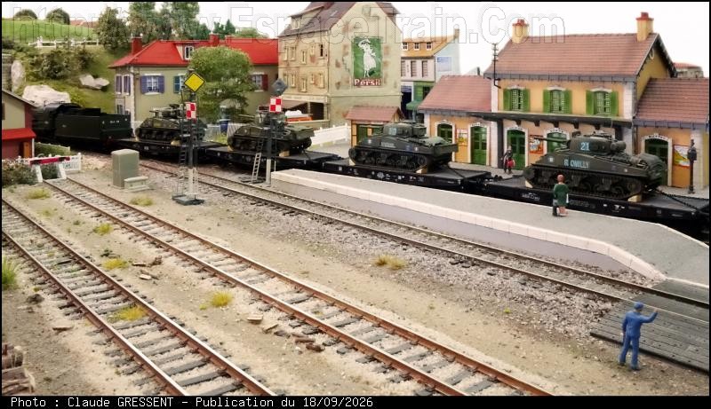 Photo du 18/09/2026 : Tiré par la 231 D 181, un convoi de matériels militaires passe en gare de Bellevue. A noter, juste devant la gare, la présence du char ROMILLY qui a été le 1er char de la division Leclerc à entrer dans Paris le soir du 25 août 1944 (historique).