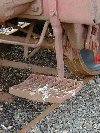 Gros plan sur le marche-pied de la partie gauche du wagon